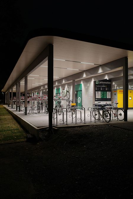 Vertreter der InfraVelo, des MIL, der Gemeinde Eichwalde, des BMV und des VBB bei der Eröffnung