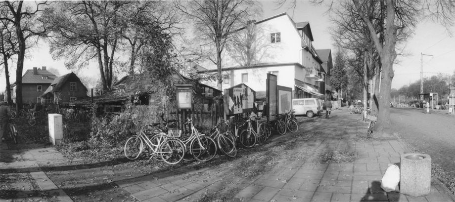 Fahrräder sind an einen Zaun angeschlossen Wild geparkte Fahrräder am S-Bahnhof Eichwalde