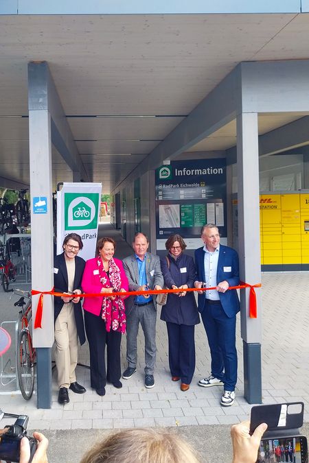 Vertreter der InfraVelo, des MIL, der Gemeinde Eichwalde, des BMV und des VBB bei der Eröffnung