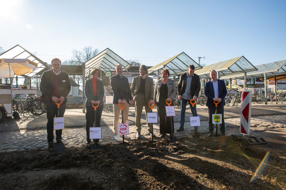 Mehrere Vertreter von Ministerien, der Gemeinde und beteiligten Institutionen beim Spatenstich in Eichwalde