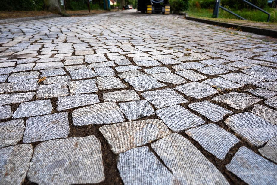 Geschliffenes Pflaster in der Straße "Am Graben" in Eichwalde